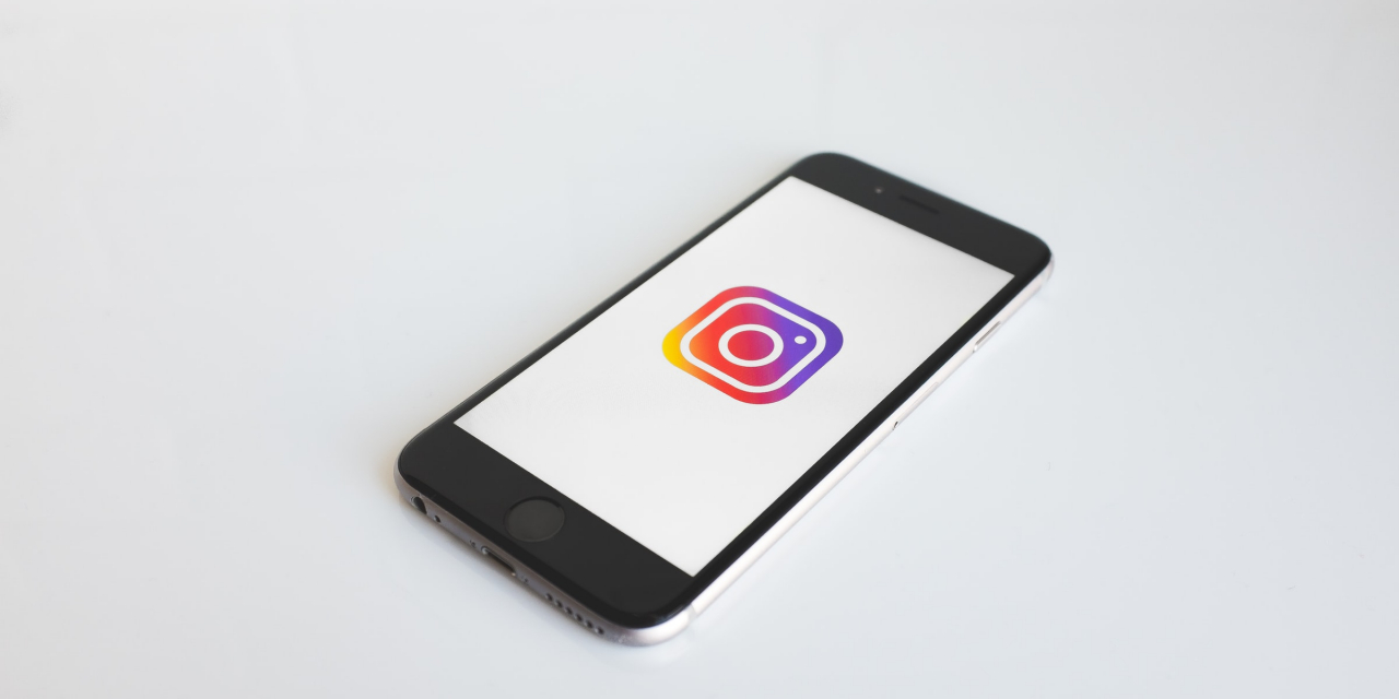 Instagramupdates ter ere van 10-jarig bestaan poster