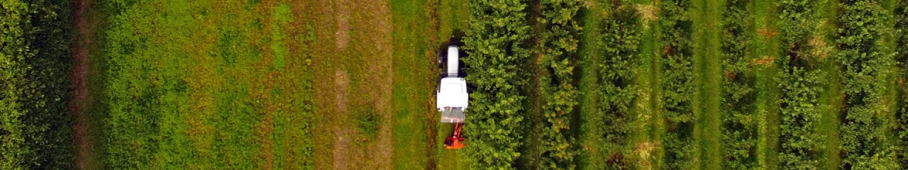 Digitale revolutie in de landbouwsector, bestel je nieuwe tractor of het een Tesla is poster